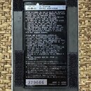 Fotografie zachycuje spodní stranu efekt pedálu z kovového materiálu s černým povrchem. V horní části je vstup pro napájení s nápisem DC-9V AC ADAPTO…