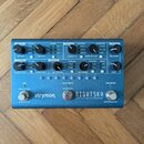 Modrý efekt pedál s nápisy strymon. a NIGHTSKY time-warped reverberator. Zařízení má v horní části řadu bílých ovládacích knoflíků a přepínačů s popi…