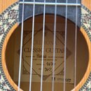 Detail rozetky klasické kytary s viditelným štítkem uvnitř korpusu. Na štítku je nápis CREMONA CLASSIC GUITAR, MADE BY Strunal MANUFACTURE, LUBY • CZ…
