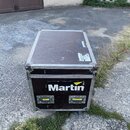 Černý transportní flightcase s hliníkovým profilem a kovovými rohy. Na přední straně je bílé logo Martin. Dole jsou dvě žluté nálepky s nápisy 14/16…