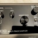 Černý multi-track sampler s nápisem VLP-400 MULTI-TRACK SAMPLER a logem VALETON. Zařízení má pět ovládacích knoflíků s popisky LEVEL (LOOP 1, LOOP 2,…