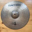 Kruhový činel z kovaného kovu s viditelným kladikováním povrchu. V horní části je nápis FUNKY ROCK a nad ním menší text Hi Hat Top. V dolní části je…