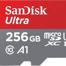 Fotografie znázorňuje paměťovou kartu microSD. Horní červená část obsahuje bílý nápis SanDisk Ultra a spodní šedá část nápisy 256 GB, micro SD XC I,…