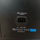 Detail zadní strany černého zařízení s napájecím vstupem. Nad vstupem je bílý nápis „主输入 MAINS INPUT 75 WATTS“ a pod ním „输入: 230V ~ 50Hz“. Dole je t…