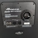 Zadní panel černého basového komba s nápisy Ampeg Heritage SVT-410HLF. Panel obsahuje dva vstupy INPUTS, ovladač LEVEL CONTROL s označením HIGH a var…