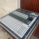 Míchací pult značky Soundcraft, model Efx 16, umístěný v transportním kufru. Zařízení má stříbrno-šedé provedení s řadou potenciometrů, posuvníků a b…
