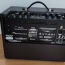 Zadní strana kytarového komba s černým povrchem v textuře kůže a přenosnou rukojetí. Na zadním panelu je nápis Fender ACOUSTIC JUNIOR a logo Fender.…