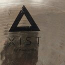 Detail kovového činele s viditelným bruseným povrchem. Na povrchu je černý trojúhelníkový symbol a pod ním nápis XIST. Dole je uveden text 18" Power…