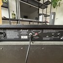 Zadní strana černé kytarové komba se značkou Marshall. Na zadním panelu jsou viditelné nápisy „MADE IN VIETNAM“, „MODEL: MG100CGS“ a „Outputs 50 Watt…