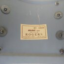 Detail vnitřní strany šedého korpusu bubnu s kovovými šrouby. Uprostřed je nalepený béžový štítek s nápisy: „No 83658“, „HOLIDAY Model“, „Made in U.S…