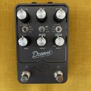 Černý kytarový pedál s nápisem Dream 65 REVERB-AMP a logem ve tvaru stylizovaného písmena v kosočtverci. Zařízení má šest otočných bílo-stříbrných kn…