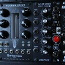 Fotografie zachycuje modulační synthesizer v černém racku. Jsou zde vidět tři moduly s nápisy PLASMA DRIVE HIGH VOLTAGE DISTORTION UNIT, A-138 MIXER…