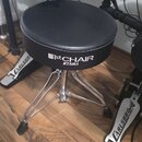 Černý bubeníckýstolek s kulatým polstrovaným sedadlem a chromovanou třínohou konstrukcí. Na boku sedadla je bílý nápis 1st CHAIR a pod ním logo TAMA.…