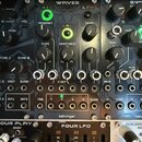 Detailní pohled na ovládací panel syntetizátoru s nápisem WAVES a logem behringer. Panel obsahuje několik černých otočných potenciometrů s popisky FR…