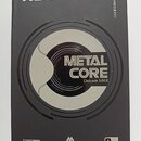 Fotografie znázorňuje černou krabici od efektového pedálu. Na horní části je bílé logo NUX a svislý nápis STOMPBOX. Uprostřed je velký nápis METAL CO…