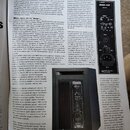 Fotografie zachycuje stránku z časopisu s textem a dvěma obrázky. V horní pravé části je vidět detail zadního panelu černého studiového monitoru s ná…