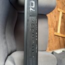 Černý digitální klavír s bílým nápisem io-di. Zadní panel obsahuje konektory pro USB COMPUTER, MIDI OUT a MIDI IN, vstupy HOLD PEDAL, SUSTAIN INPUT a…