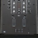 Černý DJ mixér značky Numark s označením M2 v levém dolním rohu. Přístroj obsahuje řadu otočných knoflíků pro ovládání GAIN, TREBLE, MID a BASS, cent…