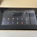 Černý kytarový pedál v kartonové krabici. Na horní části je nápis 16B Dream Rig Duet, displej s ovládacími prvky a potenciometr VOLUME. Zařízení má o…