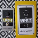 Kytarový efekt v kovovém stříbrném šasi a jeho originální žlutá krabice. Na pedálu i na krabici je uveden název modelu LPB-1 LINEAR POWER BOOSTER a z…