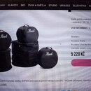 Sada pěti černých polstrovaných obalů na bicí kotle z textilního materiálu. Na horních částech tří viditelných obalů je bílé logo Pearl. Obaly mají r…