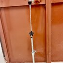 Stříbrný kovový mikrofonní stojan s černými plastovými prvky. Stojan má teleskopický mechanismus s dvěma utahovacími šrouby ve tvaru kříže. Povrch je…