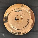 Kulatý mosazný činel s viditelným klepaným povrchem. Na horní části je nápis „Anatolian“ a v dolní části text „Signature Petr Milde 19" China“. Povrc…