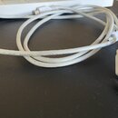 Bílý USB kabel s konektorem typu A. Na izolaci kabelu je černý nápis „8765 28AWG 80°C 30V L A/B BESTOO USB CABLE“. Kabel je svinutý do smyčky a polož…