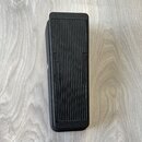 Černý obdélníkový efekt pedál s žebrovaným horním povrchem. Na levém boku je vyražen nápis AMPLIFIER a na pravém boku nápis SUSTAINER. Povrch vykazuj…