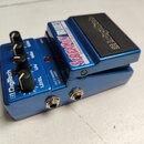 Modrý kytarový efekt pedál s kovovým šasi. Na horní části je černý spínač s nápisem DigiTech a štítek s textem SCREAMIN' BLUES OVERDRIVE DISTORTION.…