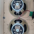 Dva reproduktory značky Celestion v dřevěné skříni. Na obou jsou nápisy CELESTION LOUDSPEAKERS, G12, Vintage 30 a CELESTION INTERNATIONAL LTD. Reprod…