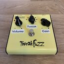 Žlutý efekt pedál s černými ovládacími knoflíky a stříbrným spínacím tlačítkem. Na horní straně jsou nápisy OUTPUT a INPUT, logo Seymour Duncan a bíl…