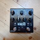 Černý efekt pedál s nápisy NEMESIS DELAY a SOURCE AUDIO. Na horní části jsou čtyři ovládací knoflíky s popisky TIME, MIX, FEEDBACK a INTENSITY, dále…