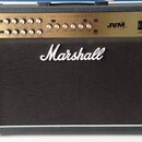 Kytarový kombozesilovač značky Marshall v černém provedení s bílým lemováním. Zlatý ovládací panel nese nápisy JVM 200C, Marshall Valve Amplifier a o…