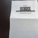 Fotografie znázorňuje bílý papírový uživatelský manuál. Na přední straně je uveden text „Mooer“, modelové označení „GE100“ v rámečku a nápis „Kytarov…