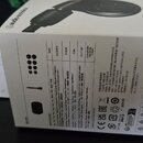 Fotografie zachycuje bílé papírové krabičky od sluchátek. Na horní části je vidět logo audio-technica a část černého sluchátka. Boční strana obsahuje…