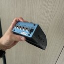 Modrý kovový efekt pedál s několika konektory na zadní straně. Na horní části jsou nápisy INPUT (A/MONO, B), OUTPUT (A/MONO, B), CTL 1,2 / EXP a DC I…