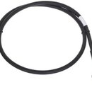 Černý kabel s konektory na obou koncích. Na levé straně je vícepinový konektor a na pravé straně konektor s dvěma kovovými piny. Kabel je svinutý do…