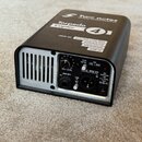 Černý kompaktní přístroj s hliníkovým předním panelem. Na horní části je bílý štítek s nápisy „Two notes AUDIO ENGINEERING“, „Torpedo Captor 4“ a spe…