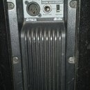 Zadávací panel černého aktivního reproduktoru s nápisem OPERA 410 D a označením DIGITAL ACTIVE SPEAKER. Panel obsahuje dva XLR konektory, přepínače S…