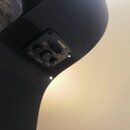 Detailní pohled na černý ovládací panel s elektronikou zasazený do černé akustické kytary. Na panelu je bílý nápis FISHMAN, symbol baterie a tři otoč…
