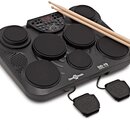 Černá elektronická bicí sada s osmi gumovými pady a dvěma př춧ky. Na těle nástroje je bílý nápis Gear4music a označení DD-70 DIGITAL DRUM. V horní čás…