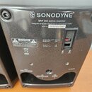 Zadní strana černého aktivního monitoru značky SONODYNE, model SRP 202 active monitor. Na povrchu je nápis Designed and manufactured by Sonodyne, Ind…