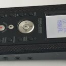 Černý přenosný digitální nahrávač s texturovaným povrchem. Na zařízení jsou viditelná tlačítka s nápisy SET, A/B LOOP, FX, MENU, TEMPO/SPEED, RHYTHM…