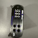 Černý oválný přístroj z kovu s nápisem DUAL Z Direct a textem Small Channel Preamp Direct Box. Na horní části jsou čtyři bílé přepínače s popisky ATT…