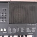 Černý digitální klávesový nástroj s integrovanými reproduktory. Na pravé straně je bílý nápis Casio Privia E453. Pod ním se nachází tabulky s přehled…