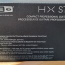 Černá papírová krabice s bílými nápisy. V horní části je logo LINE 6 a název modelu HX STOMP s doplňujícím textem COMPACT PROFESSIONAL GUITAR PROCESS…