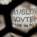 Detailní záběr na skleněnou elektronku. Na povrchu je černý nápis „81/6L6V“, pod ním značka „SOVTEK“ a dále text „MADE IN RUS“. Povrch skla vykazuje…