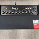 Černý kytarový kombozesilovač s nápisem Spark 40 Positive Grid. Na horním panelu se nachází řada ovládacích knoflíků s popisky GAIN, BASS, MID, TREBL…