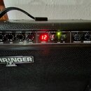 Černý kytarový kombozesilovač značky BEHRINGER. Ovládací panel obsahuje nápisy CHANNEL 2, LOW, MID, HIGH, LEVEL, PRESET, 24-BIT FX PROCESSOR, HI/OUT,…